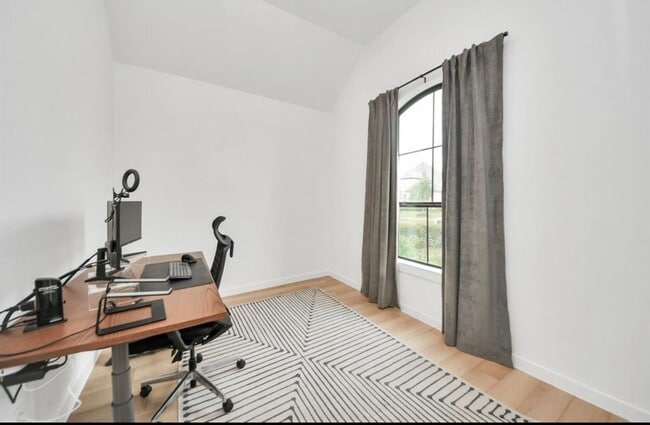 Building Photo - 3927 Shackleton Ct