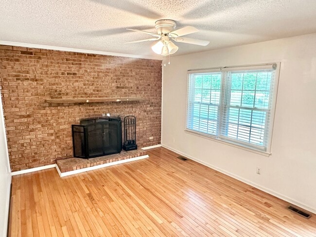 Building Photo - Versatile 3-Bedroom Home with Multiple Fle...