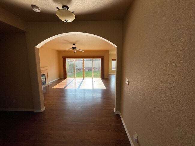 Building Photo - Beautiful 4 Bed 3 Bath Home Located in Nor...