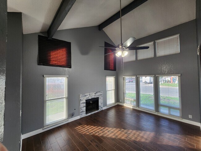 Foto del edificio - 1376 Eaglerock Pl