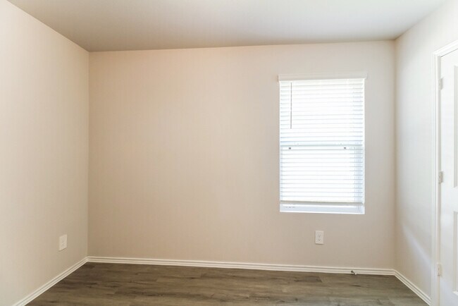 Foto del edificio - 2413 Kivver Dr