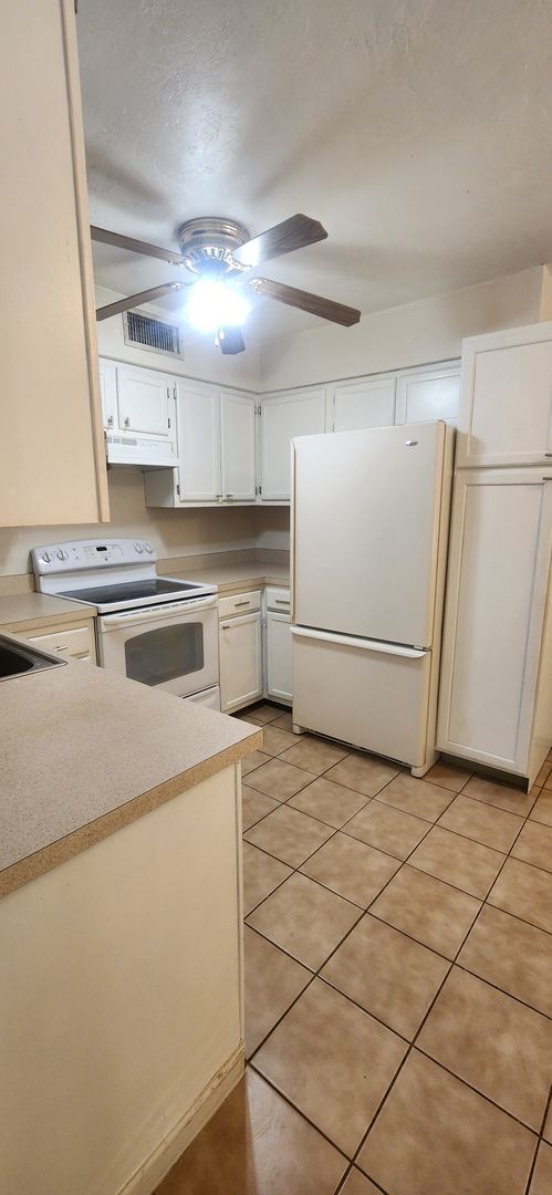 Foto del edificio - 4BR/2.5BA Home in Desirable Northridge Com...