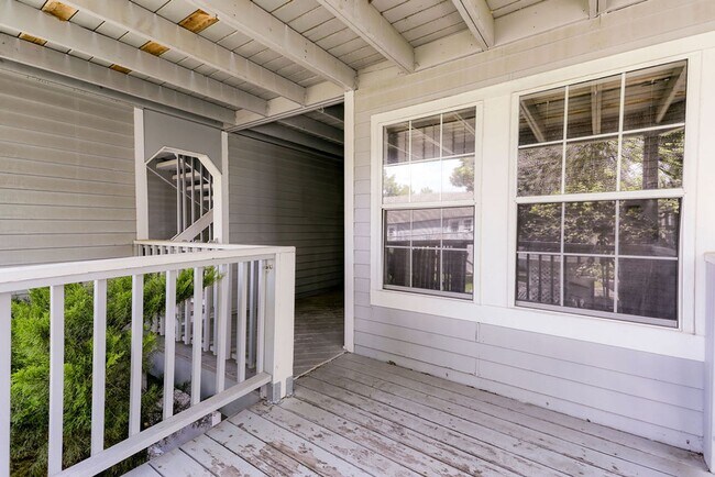 Foto del edificio - Students Welcome! Fantastic & Classy 2-Bedroom, 2-Bath Ranch-Style 2nd Floor Condo