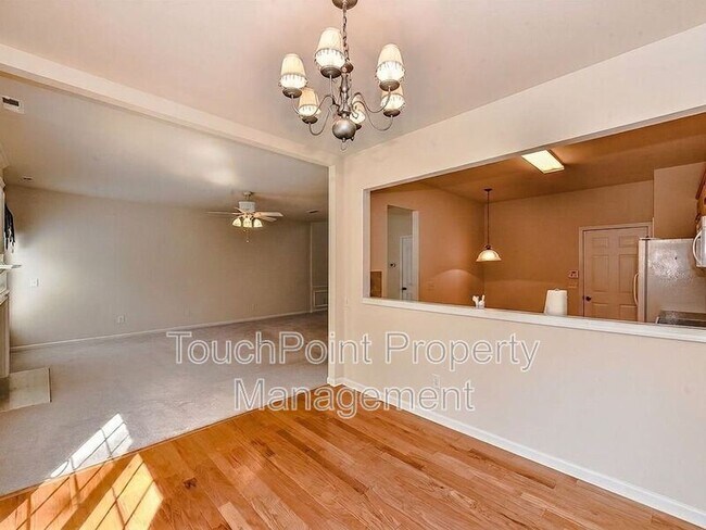 Foto del edificio - 9043 Mcalwaine Preserve Ave