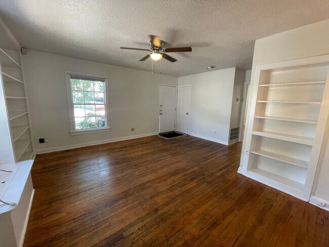 Foto del edificio - 3bed/1bath House - Two Blocks from Campus