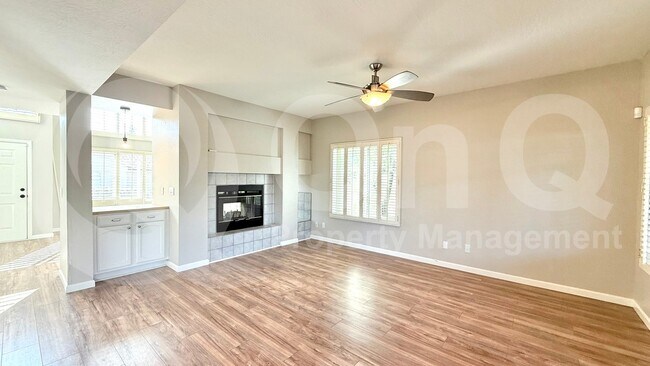 Building Photo - 4526 E Villa Theresa Dr