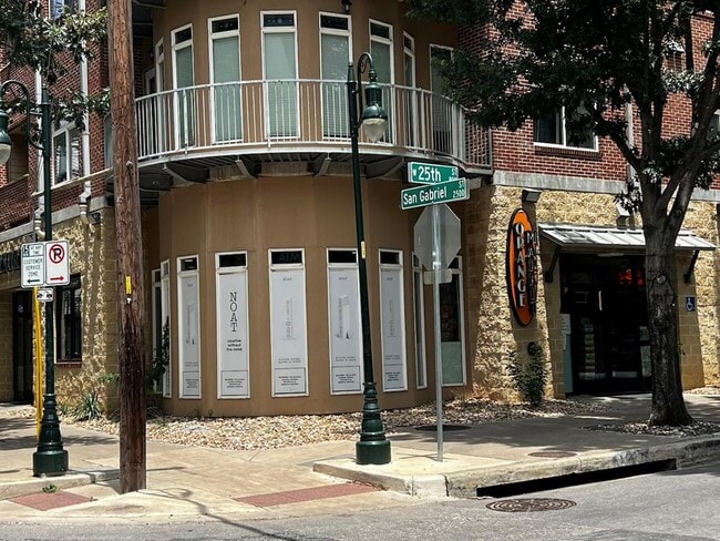 Building Photo - 910 W 25th St
