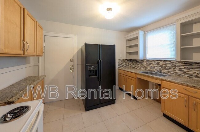 Foto del edificio - 2248 Dellwood Ave