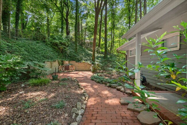 Foto del edificio - Charming 2-Bed Home with Hardwood Floors and Fenced in Yard