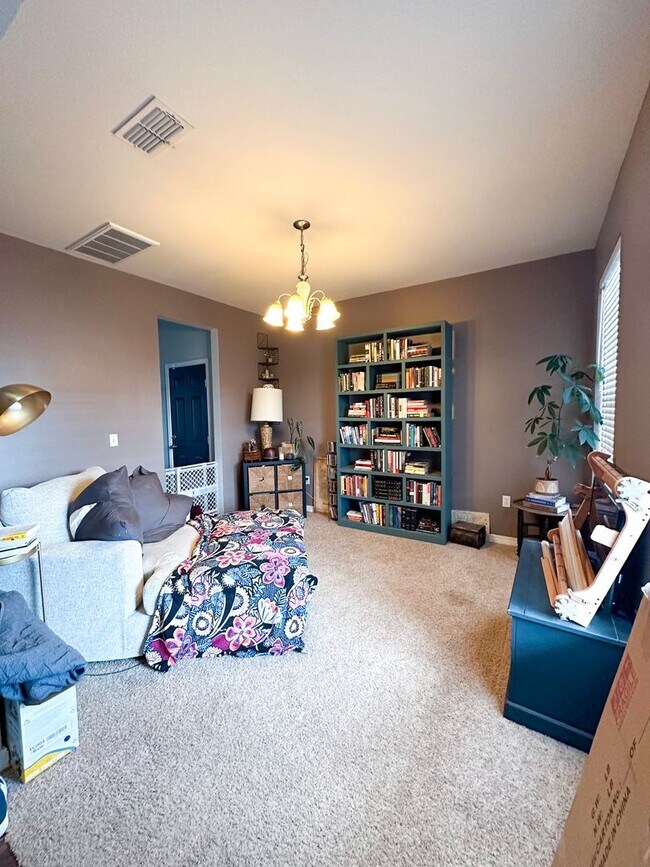 Foto del edificio - Spacious 4-Bedroom Home with Office Space ...