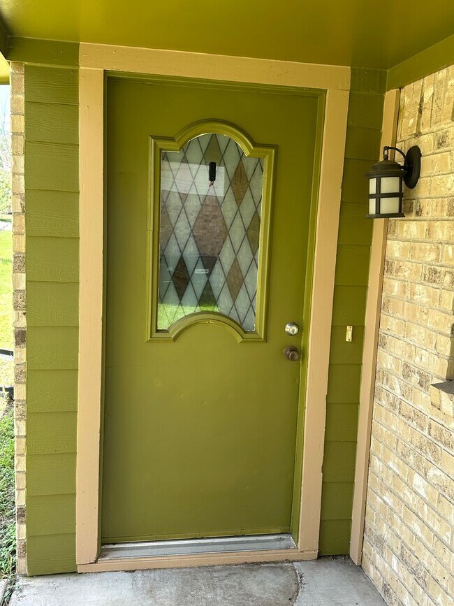 Building Photo - 3 bed/2 bath home walking distance to Wolf...