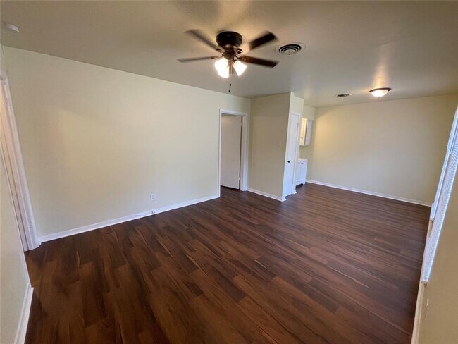 Building Photo - 205 E Crestmont Dr