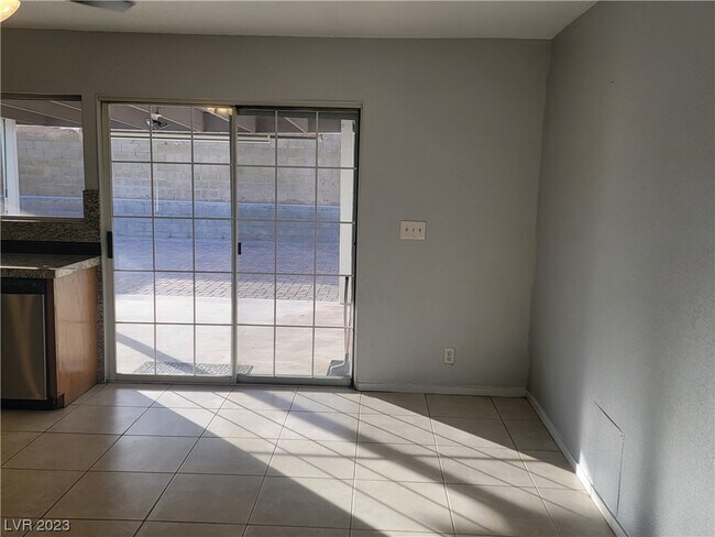 Building Photo - 4155 Oakview St