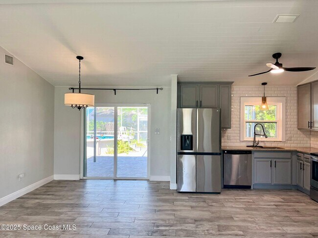 Building Photo - 3463 Mazur Dr