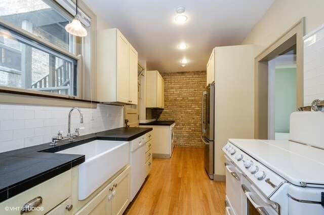 Building Photo - 734 Hinman Ave