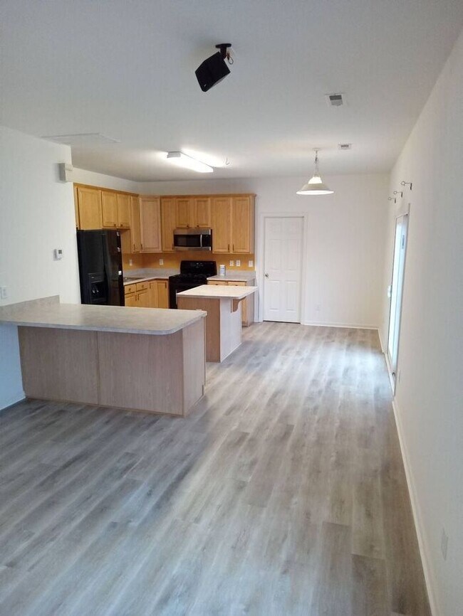 Building Photo - Beautiful Home on Cul-De-Sac with Lots of ...