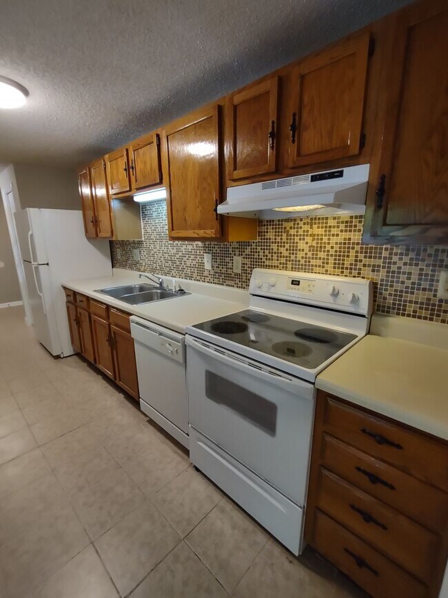 Building Photo - Move in ready condo in the UNCC area!