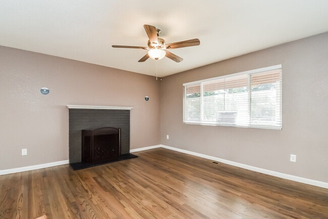Building Photo - 3421 Greenwood Cir