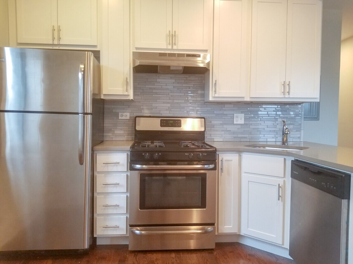 Primary Photo - 2211 W Foster Ave