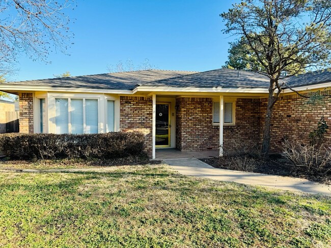 Building Photo - 3 bed 2 bath house with basement
