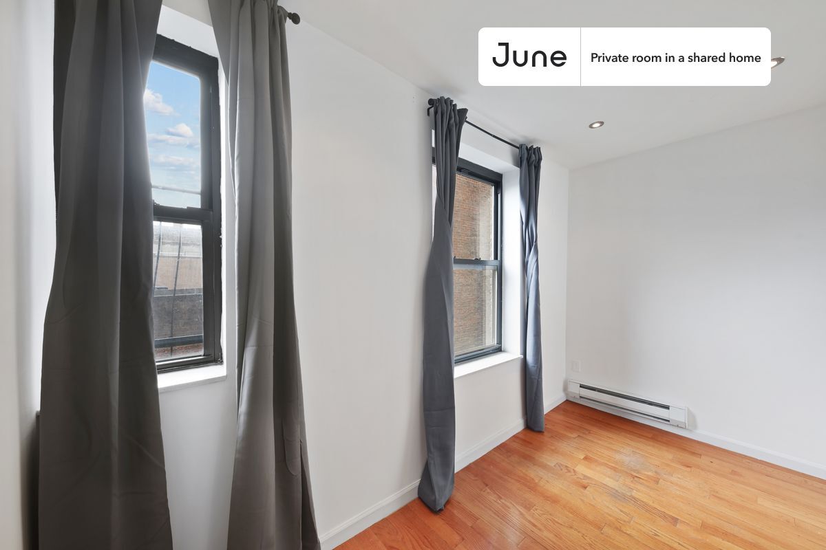 Foto principal - Private bedroom in 3 bed/1 bath Home