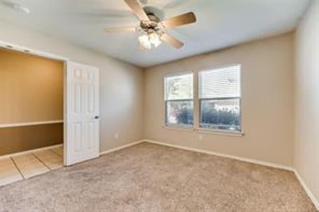 Building Photo - Freshly Updated 3 bedroom spacious beauty!!
