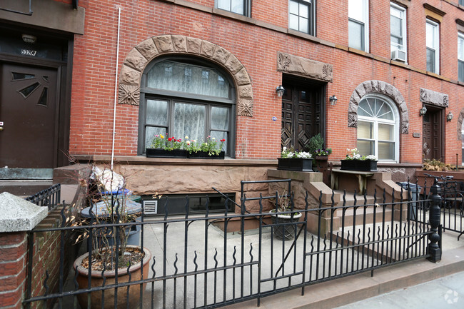 Building Photo - 532 Henry St