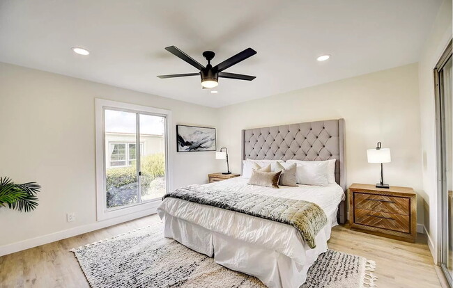 Building Photo - "Charming 1-Bed Retreat with Hardwood Floo...