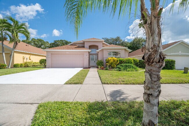 Foto del edificio - Spacious 3/2 with tranquil setting is waiting for you!