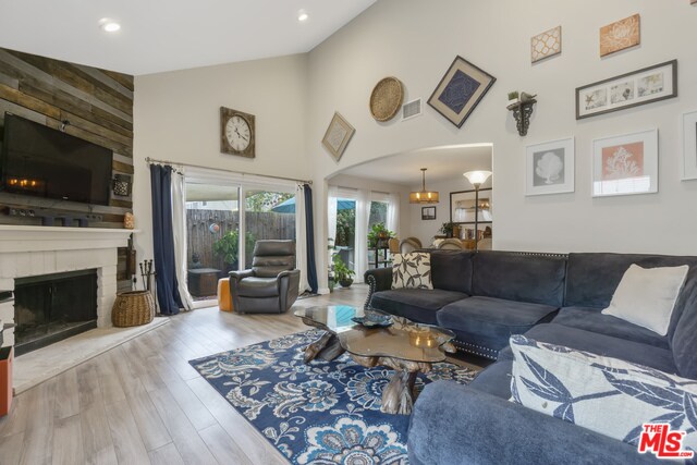 Foto principal - 18319 Collins St