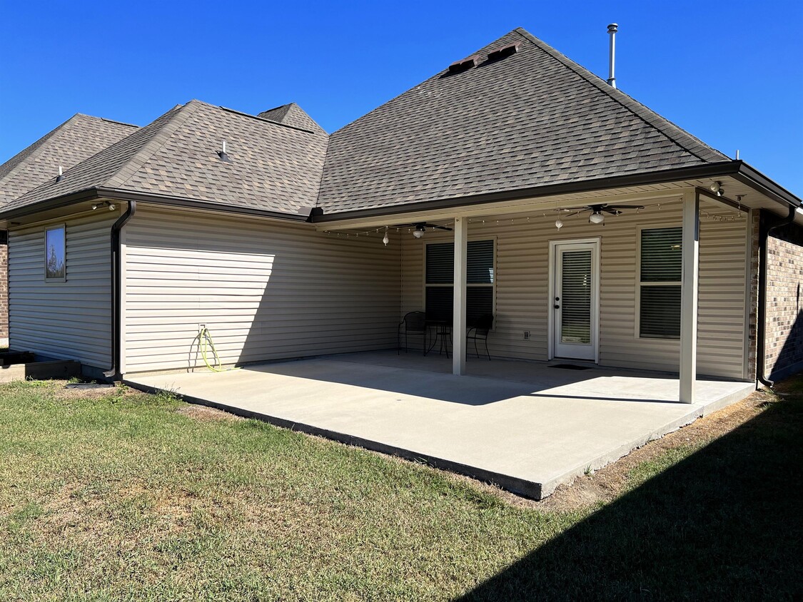 Primary Photo - 1050 Shadow Bluff Dr