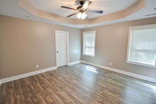 Building Photo - Pet Friendly Three Bedroom!