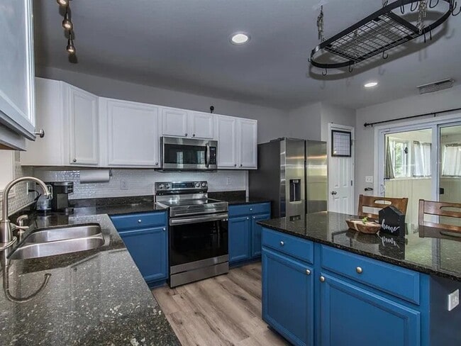 Foto del edificio - 450 Laurel Mist Ln