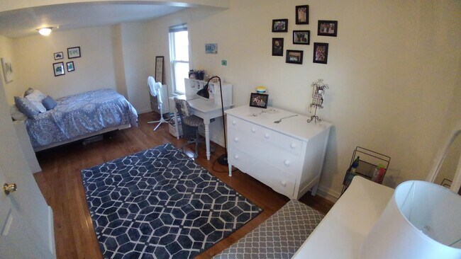 Dormitorio 1 - 1276 Main St