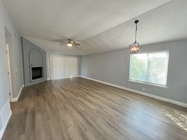 Foto del edificio - Lovely 3 Bed 2 Bath Home in Sacramento