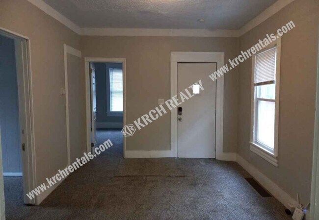 Building Photo - 3-Bedroom Home Near the Freeway