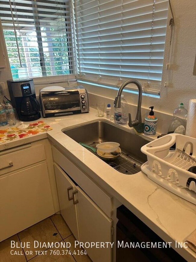 Foto del edificio - 1615 Peacock Blvd