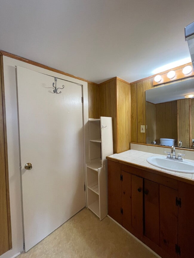 Building Photo - Charming 2 bed, 1 bath - Amesbury, MA! AVA...