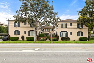 Building Photo - 9214 Beverly Blvd