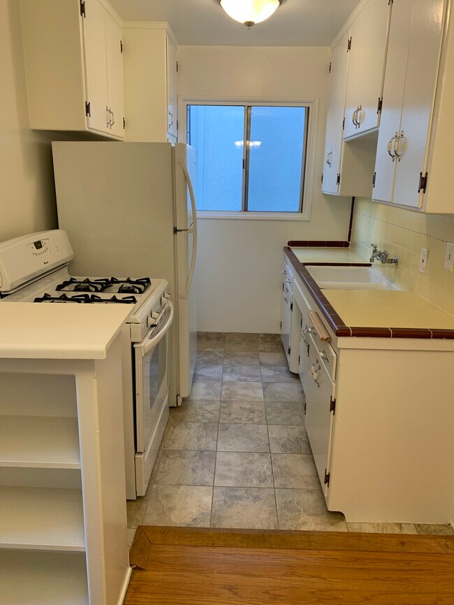 Building Photo - 758 N Hudson Ave