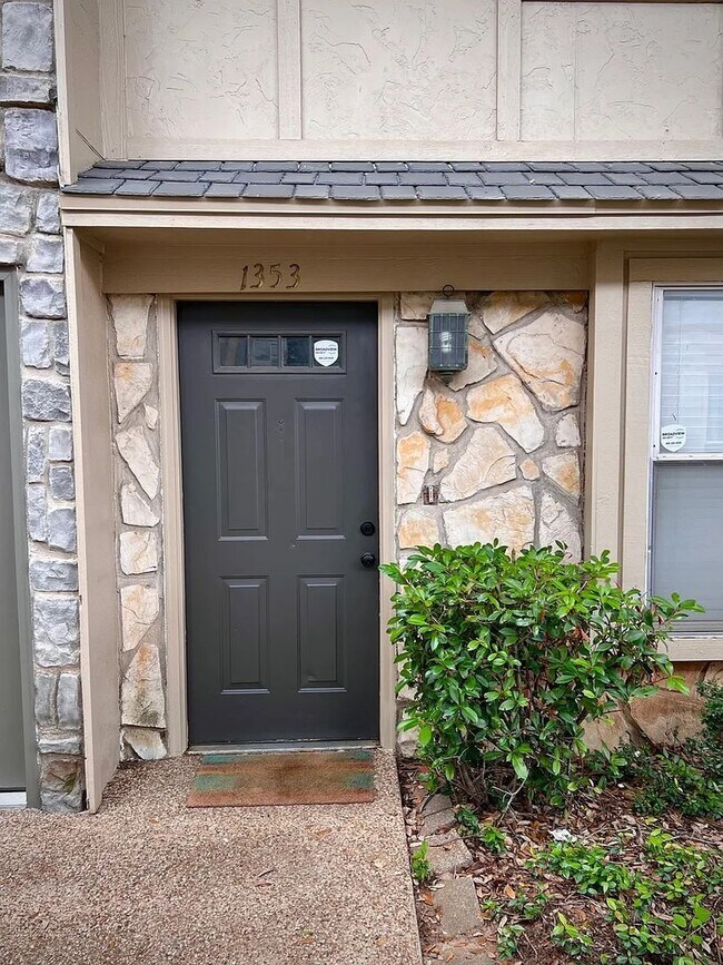 Foto del edificio - Updated condo at Cobblestone, closet to Campus!