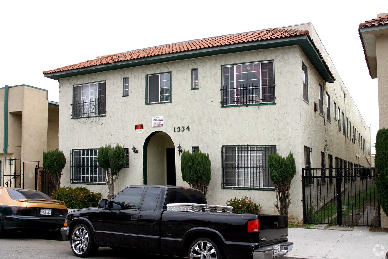 Building Photo - 1334 Peterson Ave