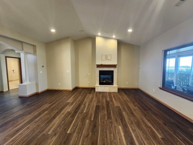 Building Photo - Tuscan-Style Townhome for Rent – Prime Ken...