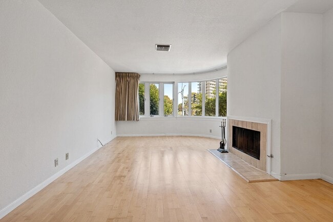 Building Photo - 1111 Bay Street #205