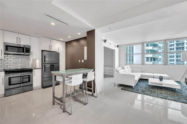 Building Photo - 5055 Collins Ave