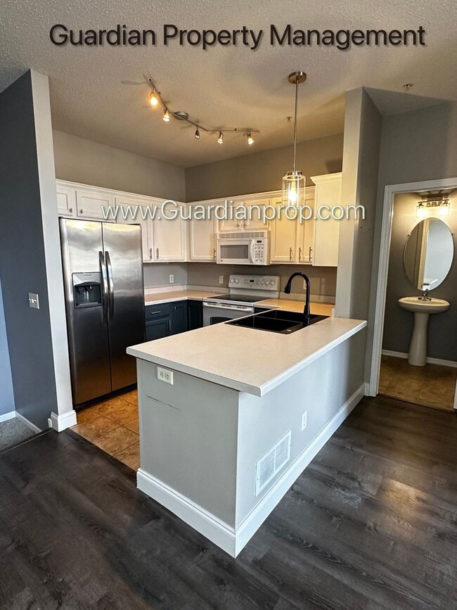 Building Photo - Maple Grove 2 Bedroom Town Home, 2 Car Gar...