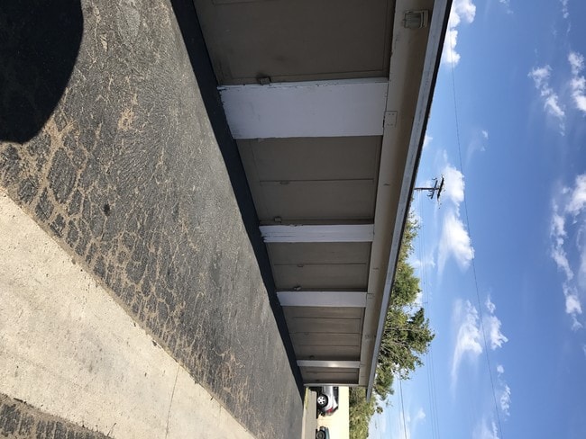 Building Photo - 320 W Orangewood Ave