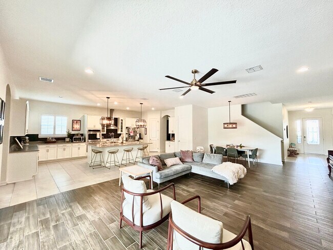 Foto del edificio - Elegant 5-Bedroom Pool Home for Rent in Sa...