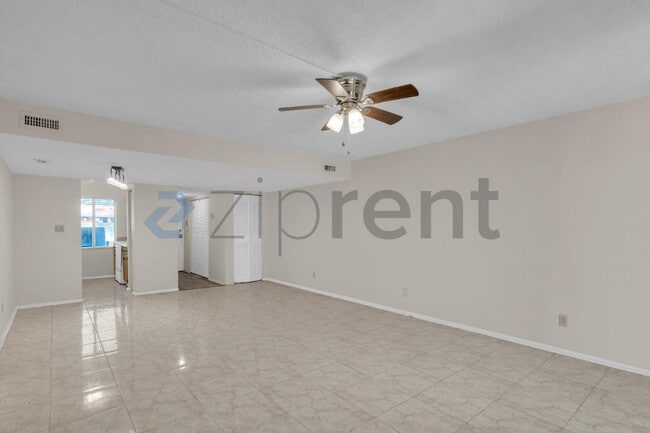 Foto del edificio - 7518 Needle Leaf Pl