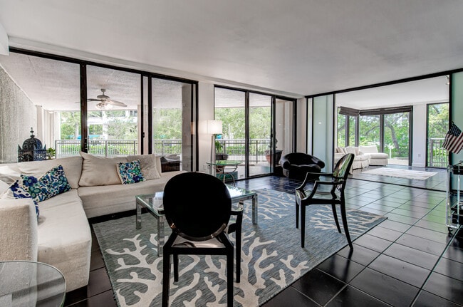 Building Photo - 2901 S Bayshore Dr